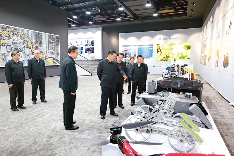 2024年4月22日至24日，中共中央總書記、國(guó)家主席、中央軍委主席習(xí)近平在重慶考察。這是22日下午，習(xí)近平參觀重慶科技創(chuàng)新和產(chǎn)業(yè)發(fā)展成果展示。 新華社記者 王曄/攝