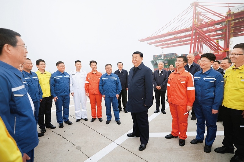 2024年5月22日至24日，中共中央總書記、國(guó)家主席、中央軍委主席習(xí)近平在山東考察。這是22日下午，習(xí)近平在日照港親切慰問港口科技工作者、運(yùn)營(yíng)人員、航運(yùn)人員。 新華社記者 鞠鵬/攝