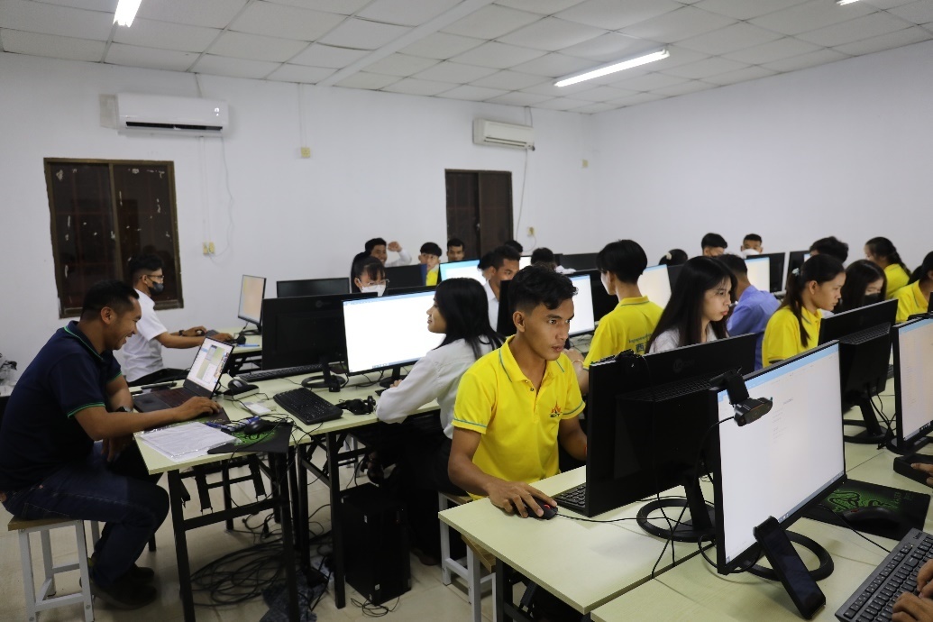 圖為西哈努克港工商學(xué)院的學(xué)生正在上課。西港特區(qū)公司供圖