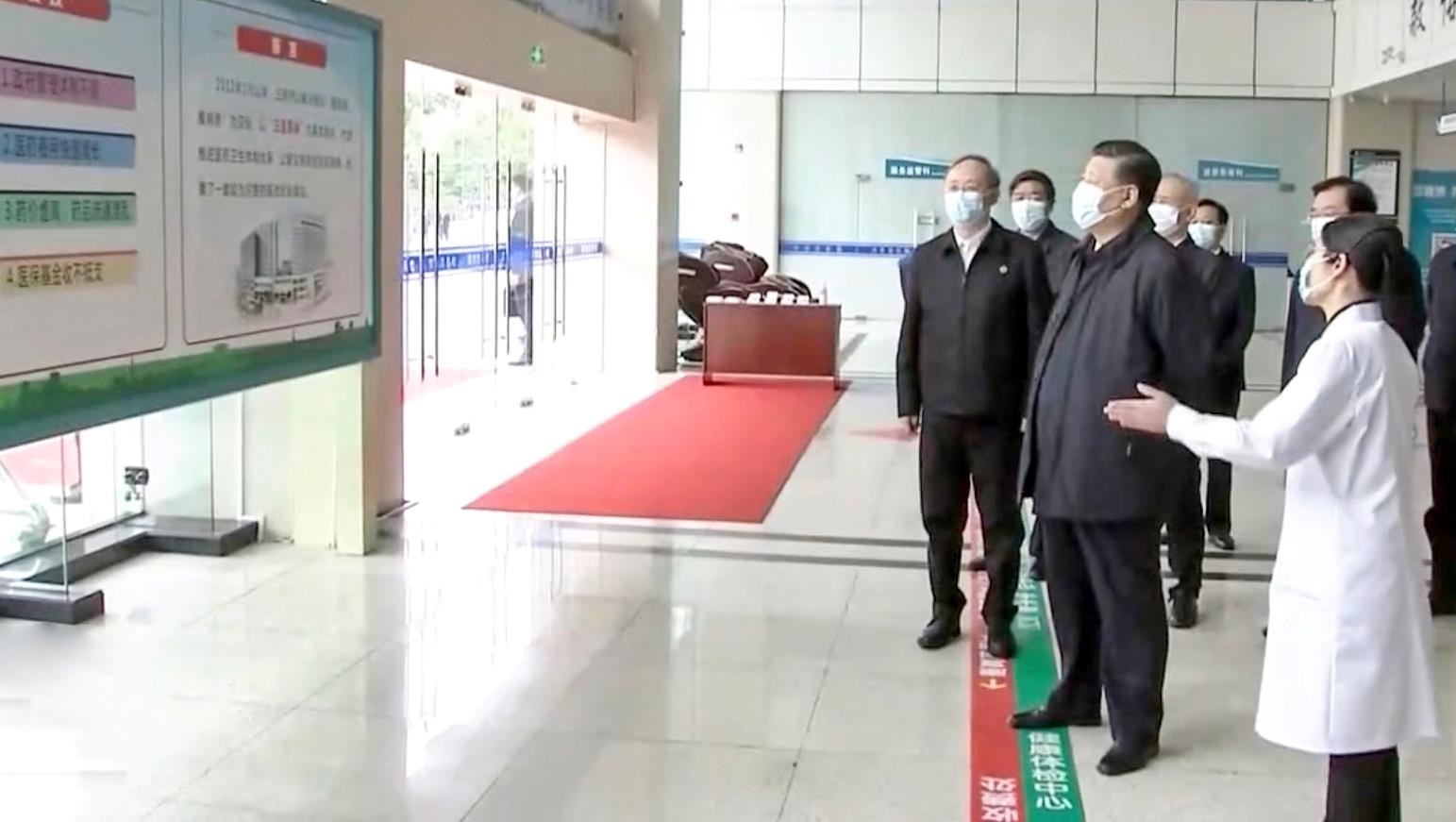 △2021年3月23日，習(xí)近平總書(shū)記在福建三明沙縣總醫(yī)院住院樓一層大廳，聽(tīng)取醫(yī)改情況介紹。