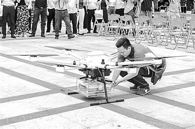 郵政工作人員取出無(wú)人機(jī)配送的高考錄取通知書。華南理工大學(xué)供圖