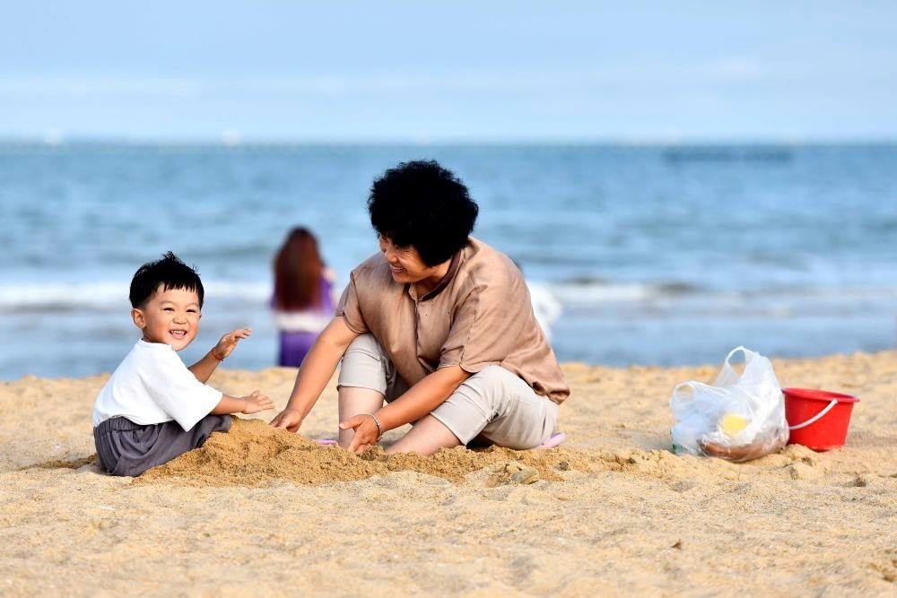 △山東日照陽(yáng)光海岸綠道沙灘一角。近年來(lái)，日照還海于民、還景于民，在保留松林、沙灘、礁石和濕地資源的基礎(chǔ)上，修復(fù)整治生態(tài)岸線，打造出一條長(zhǎng)約28公里的陽(yáng)光海岸綠道，吸引眾多市民游客度假休閑。