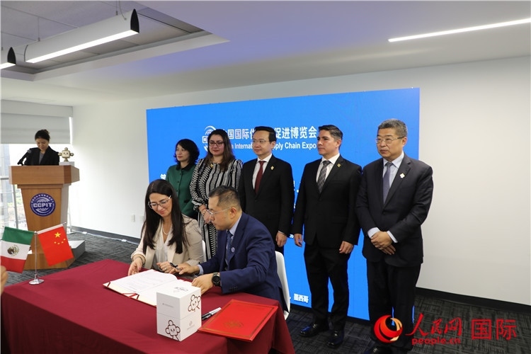 與會(huì)嘉賓簽署關(guān)于共同促進(jìn)墨西哥企業(yè)參加第二屆鏈博會(huì)合作備忘錄。人民網(wǎng) 埃內(nèi)斯托·多明戈斯攝