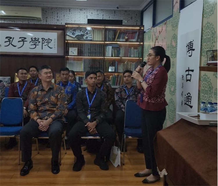 警察學(xué)員用漢語(yǔ)進(jìn)行自我介紹 。活動(dòng)主辦方供圖