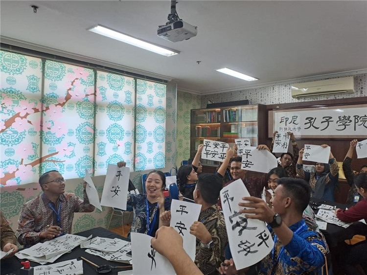 警察學(xué)員們展示書法學(xué)習(xí)成果。活動(dòng)主辦方供圖