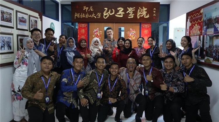 警察 學(xué)員們?cè)诳自洪T口合影?；顒?dòng)主辦方供圖