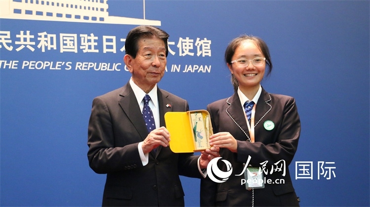 中國小大使向日本永旺1%俱樂部理事長森美樹贈送當?shù)靥厣Y品。人民網(wǎng) 許可攝