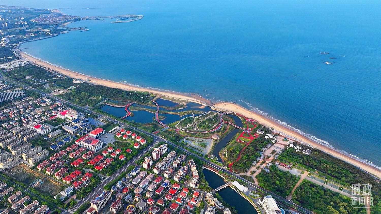 △日照市陽光海岸綠道。近年來，日照市對沿海裸露場地及岸線破損處進(jìn)行生態(tài)修復(fù)，建成約28公里的陽光海岸綠道，為市民和游客提供了運(yùn)動休閑好去處。（總臺央視記者范凱拍攝）