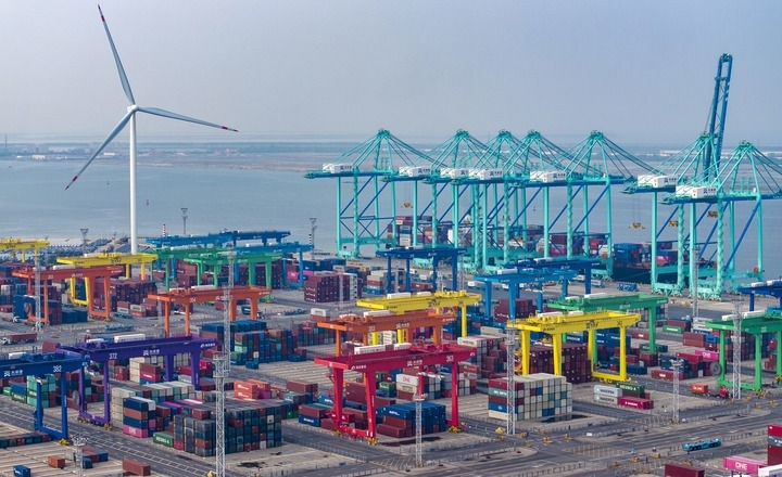 2024年7月3日，一艘集裝箱貨輪?？吭谔旖蚋邸爸腔哿闾肌贝a頭（無人機(jī)照片）。新華社記者 趙子碩 攝