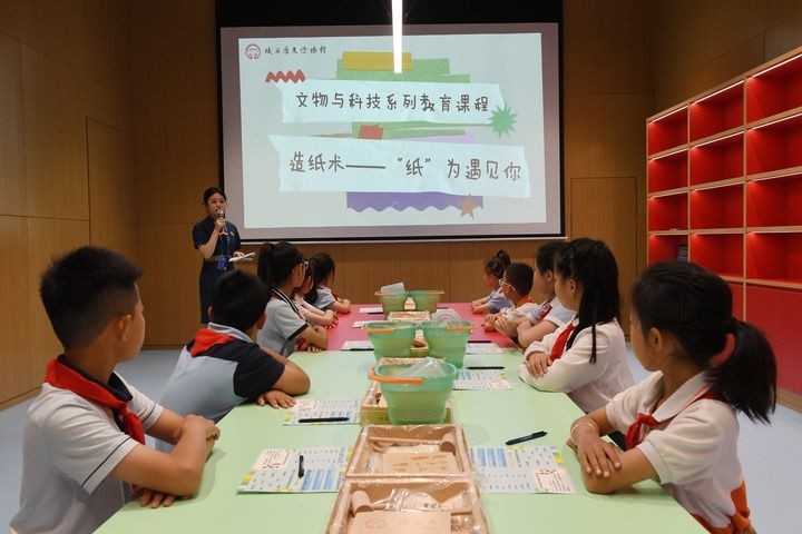 2024年5月18日，小學(xué)生在陜西歷史博物館秦漢館參加“文物與科技”系列教育課程。新華社記者 李一博 攝