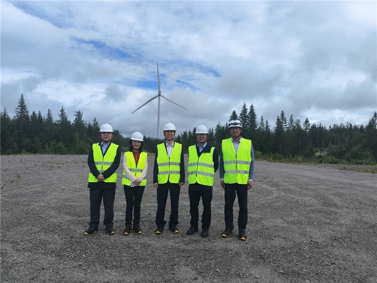 中國駐瑞典大使崔愛民（中）走訪中廣核歐能瑞典公司。中國駐瑞典大使館供圖