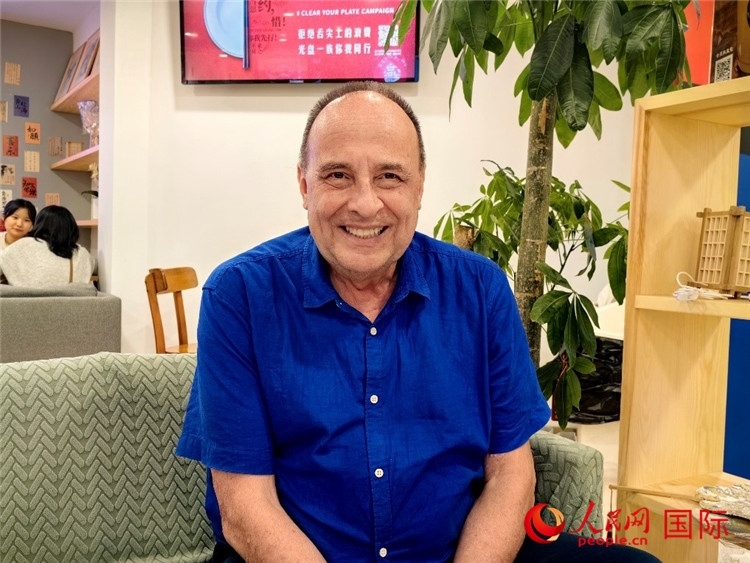 巴西坎皮納斯州立大學(xué)文學(xué)院資深教授弗朗西斯科·福特·哈德曼接受人民網(wǎng)專訪。人民網(wǎng)記者 符園園攝