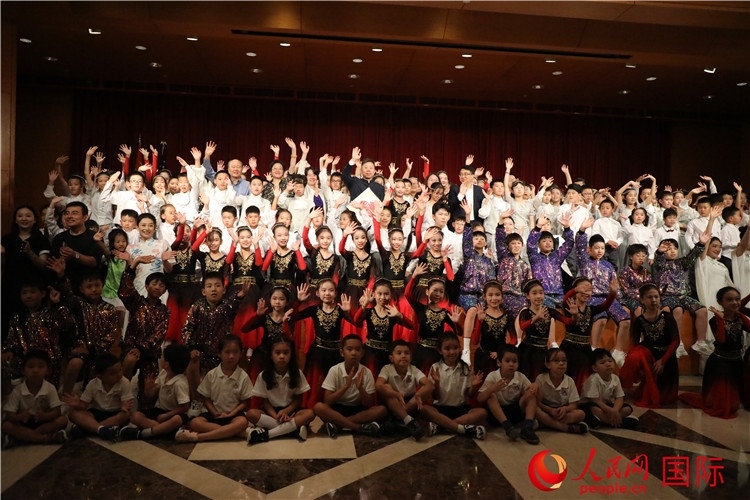 中美青少年藝術(shù)交流匯演活動結(jié)束后，嘉賓們與學生們合影。人民網(wǎng)記者 李志偉攝