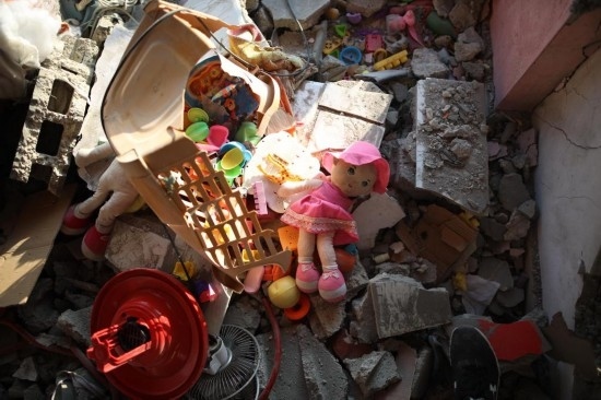 這是7月18日在加沙地帶中部努賽賴特難民營(yíng)拍攝的遭到以軍襲擊的建筑廢墟。新華社發(fā)（馬爾萬·達(dá)烏德攝）