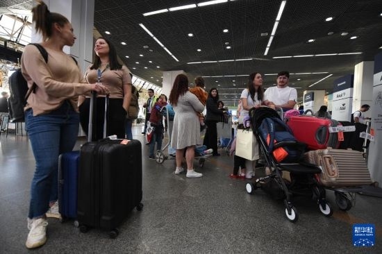 7月19日，受影響航班的旅客在巴西首都巴西利亞機(jī)場(chǎng)等待。新華社發(fā)（盧西奧·塔沃拉 攝）