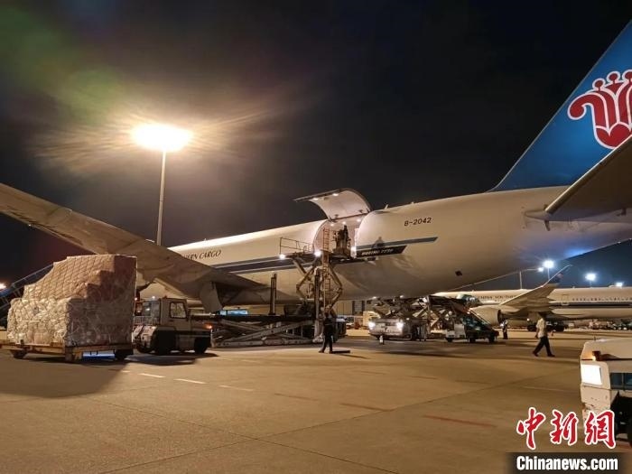 南航物流客機(jī)正裝運(yùn)前往巴黎的跨境電商貨物。南方航空 供圖
