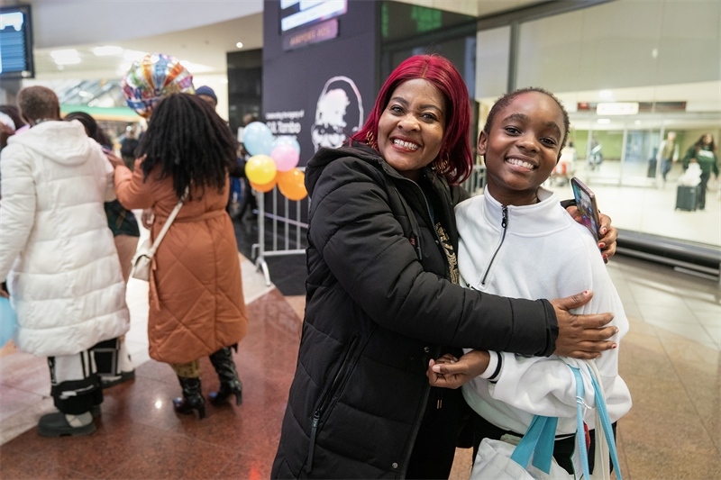 學(xué)生與家長(zhǎng)相擁歡慶。希拉茲·莫林?jǐn)z