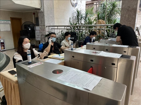 廣州市越秀區(qū)教育局現(xiàn)場(chǎng)審核返區(qū)生辦理材料，采用“提前網(wǎng)上預(yù)約、現(xiàn)場(chǎng)分批辦理”的方式進(jìn)行。廣州市越秀區(qū)教育局供圖