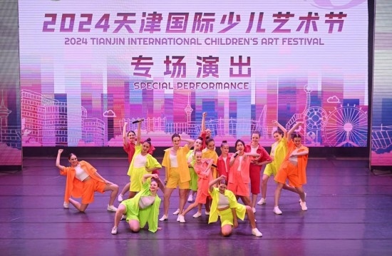 7月22日，來自俄羅斯的舞蹈團演員在藝術(shù)節(jié)上展演。新華社記者 趙子碩 攝