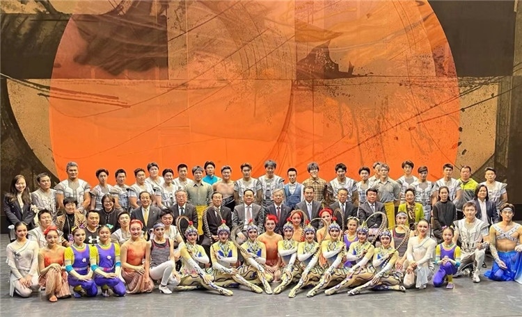 4月12日，中國人民對外友好協(xié)會會長楊萬明、駐日大使吳江浩及來自36國70位駐日使節(jié)代表等現(xiàn)場觀看中國雜技團東京公演。中國人民對外友好協(xié)會供圖