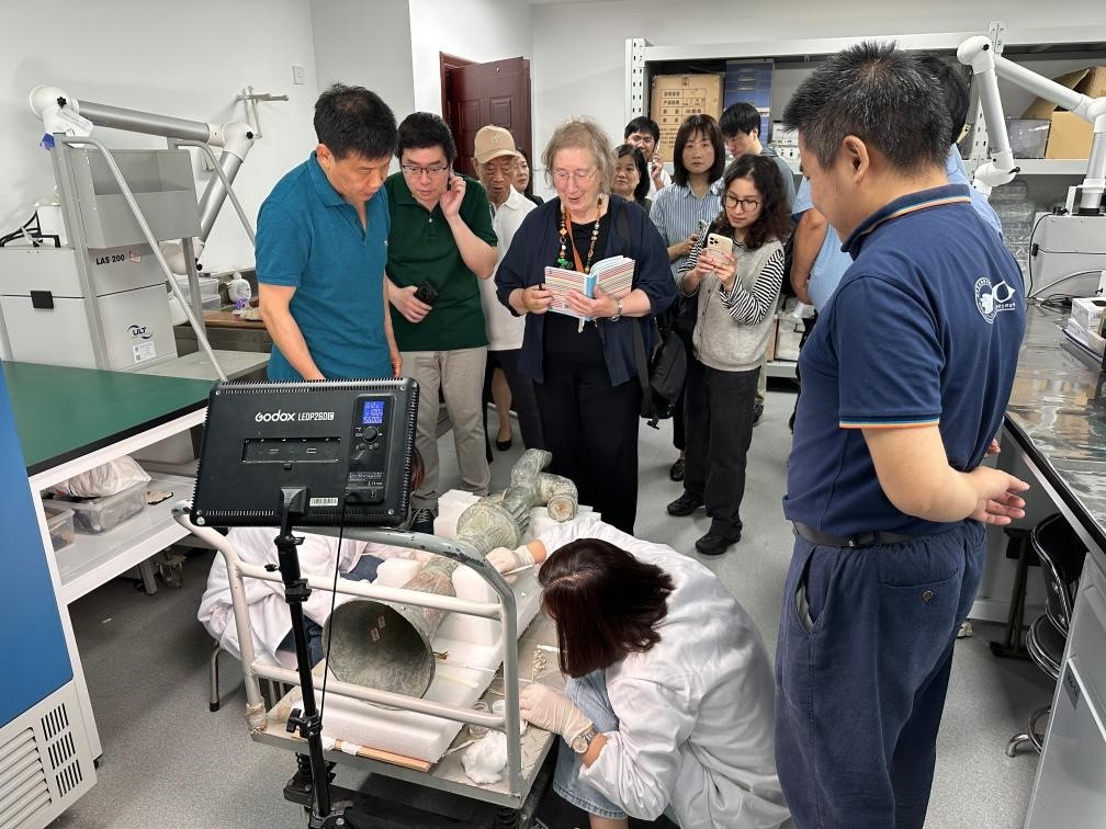 2024年5月28日，英國(guó)考古學(xué)家、牛津大學(xué)教授杰西卡·羅森在文物保護(hù)修復(fù)實(shí)驗(yàn)室觀摩文物。新華社發(fā)（四川省文物考古研究院供圖）