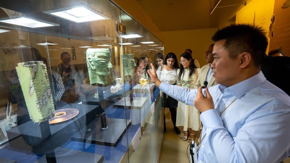 2024年6月14日，冉宏林在埃及開羅舉辦的“三星堆·金沙”主題數(shù)字展上向埃及公眾介紹三星堆文化。新華社發(fā)（四川省文物考古研究院供圖）