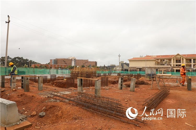 圖為孔子學(xué)院項(xiàng)目施工現(xiàn)場(chǎng)。人民網(wǎng)記者 沈小曉攝。