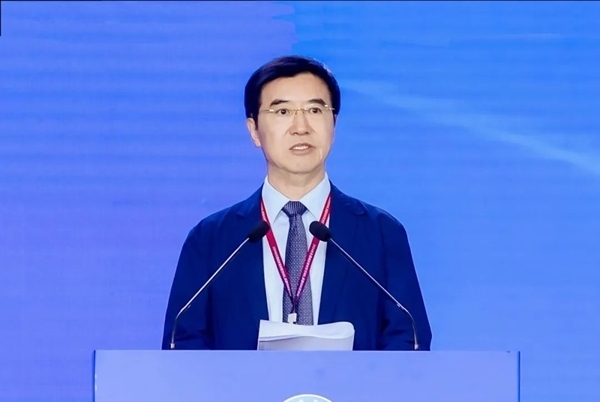 杜玉波在第八屆產(chǎn)教融合發(fā)展大會(huì)上作主旨報(bào)告。中國(guó)高等教育學(xué)會(huì)供圖