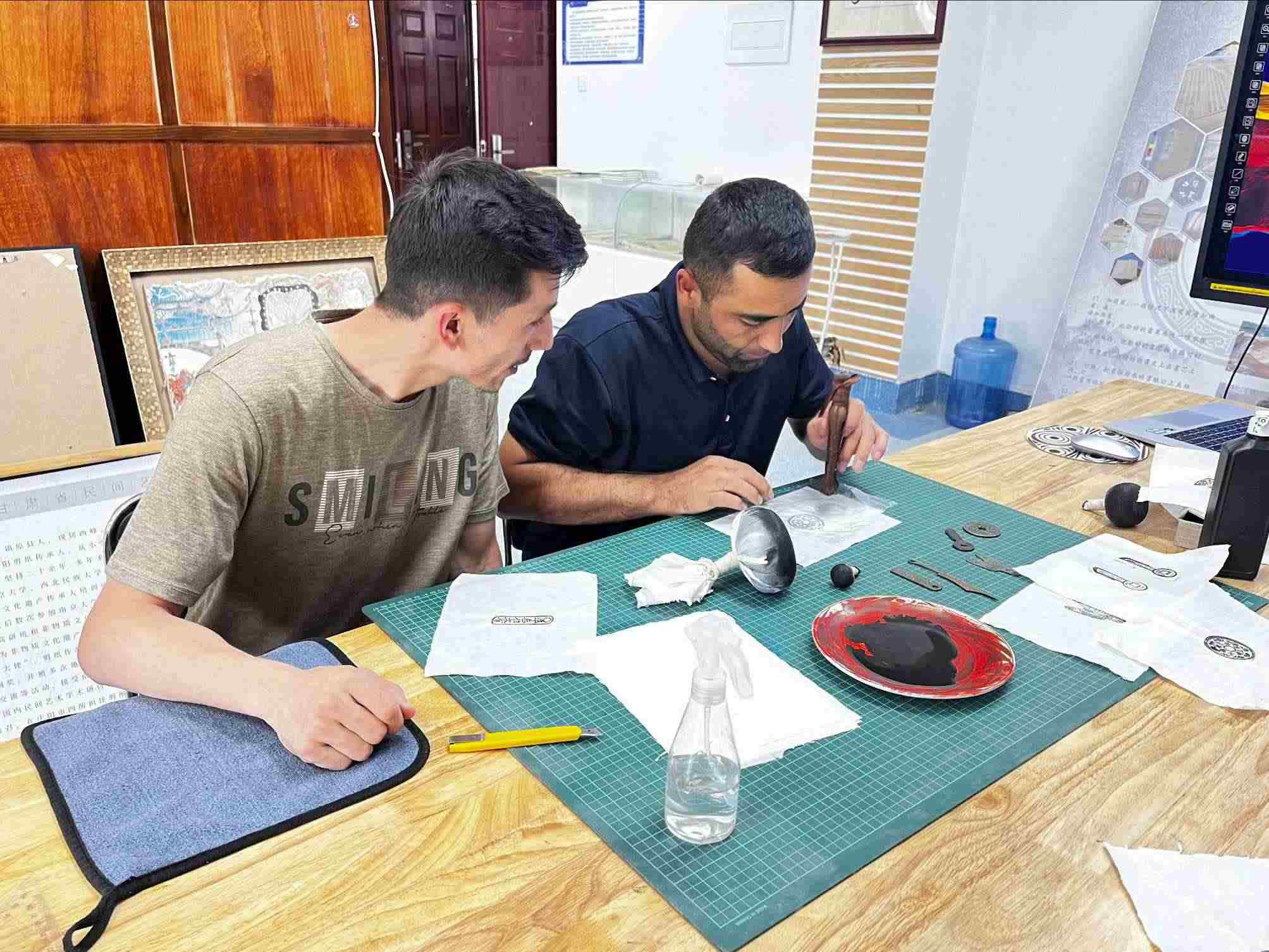 營員們動手體驗“非遺”技藝。校方供圖