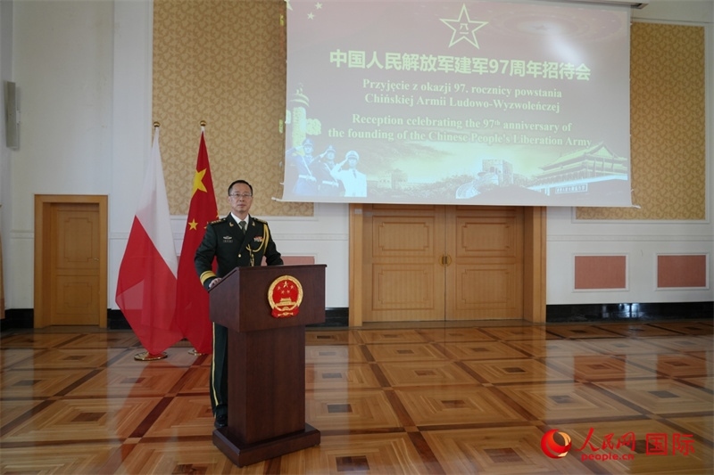 波蘭使館國防武官張寅生大校在招待會上致辭。人民網記者 李增偉攝 