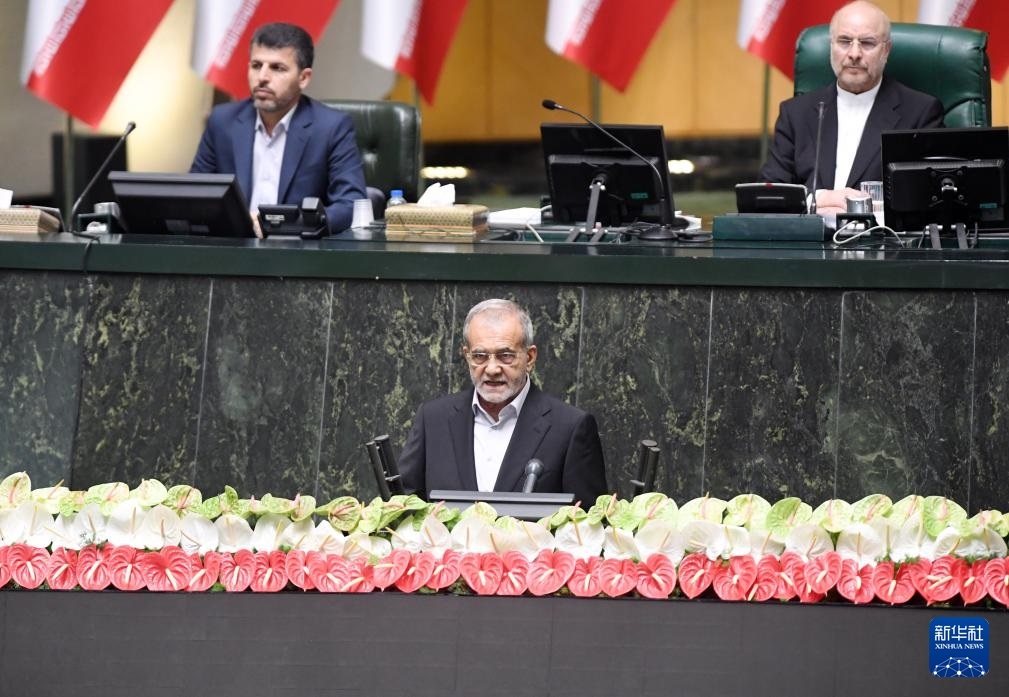 7月30日，佩澤希齊揚（前）在伊朗德黑蘭的伊朗議會宣誓就任伊朗總統(tǒng)后發(fā)表就職演說。新華社記者 沙達提 攝