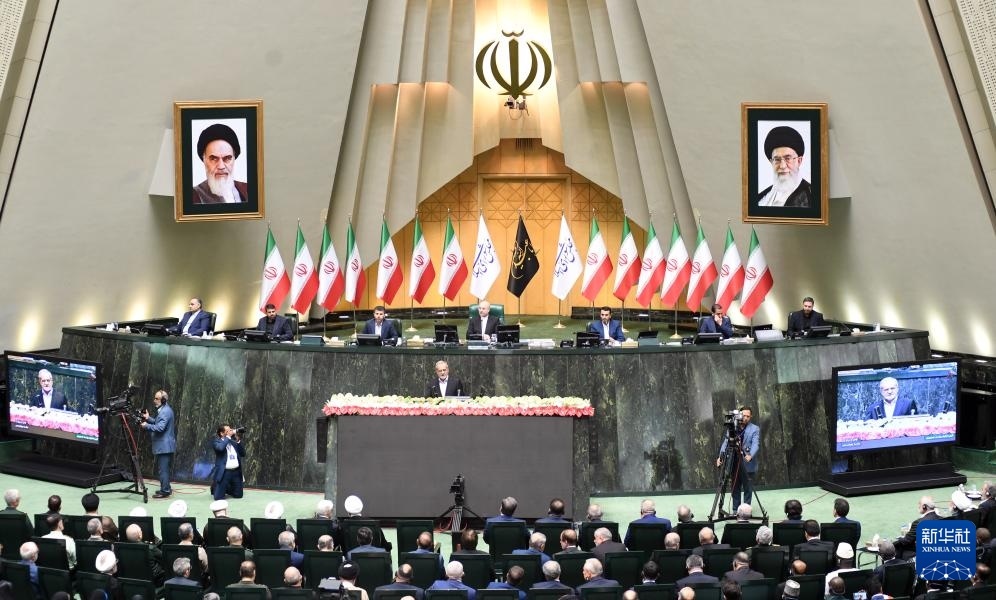 7月30日，佩澤希齊揚（中）在伊朗德黑蘭的伊朗議會宣誓就任伊朗總統(tǒng)后發(fā)表就職演說。新華社記者 沙達提 攝