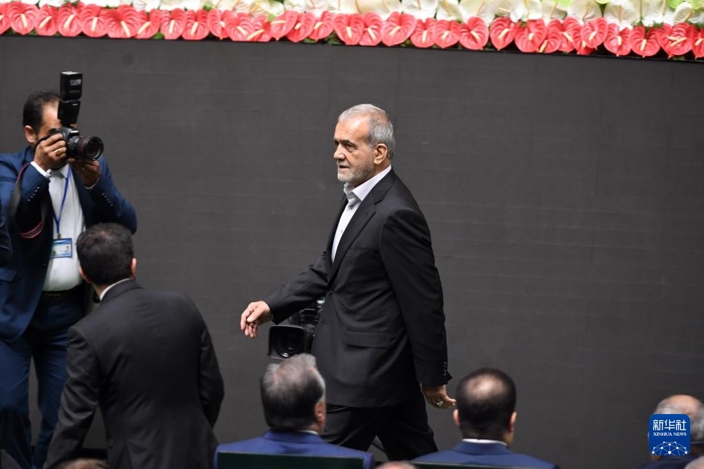 7月30日，在伊朗德黑蘭的伊朗議會，佩澤希齊揚（中）抵達總統(tǒng)就職典禮現(xiàn)場。新華社記者 沙達提 攝