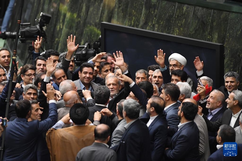 7月30日，在伊朗德黑蘭的伊朗議會，佩澤希齊揚（中）離開總統(tǒng)就職典禮現(xiàn)場時揮手致意。新華社記者 沙達提 攝
