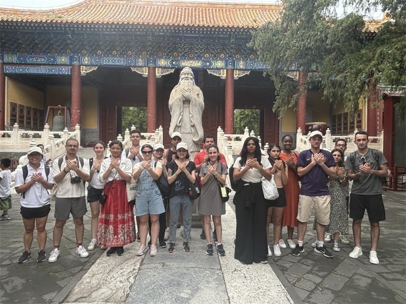 在中國和巴西共迎兩國建交50周年之際，巴西圣保羅州立大學(xué)孔子學(xué)院今年7月成功組織多批、近40名巴西青少年來華進(jìn)行短期訪問交流，圖為訪問團(tuán)成員參加文化體驗活動。 巴西圣保羅州立大學(xué)孔子學(xué)院供圖