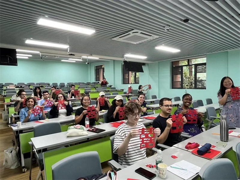 在中國和巴西共迎兩國建交50周年之際，巴西圣保羅州立大學(xué)孔子學(xué)院今年7月成功組織多批、近40名巴西青少年來華進(jìn)行短期訪問交流，圖為訪問團(tuán)成員參加文化體驗活動。 巴西圣保羅州立大學(xué)孔子學(xué)院供圖