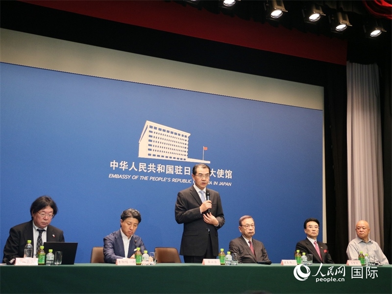 中國(guó)駐日本大使吳江浩（左三）致辭。人民網(wǎng) 許可攝