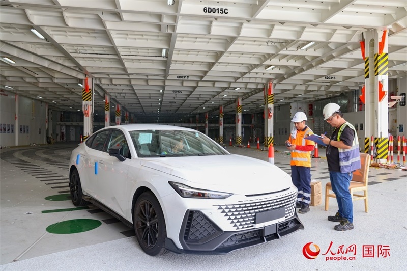 工人正在進行卸車作業(yè)。人民網(wǎng)記者 任皓宇攝