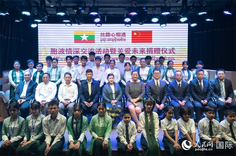 嘉賓與受助師生合影。人民網(wǎng)記者 謝佳君攝