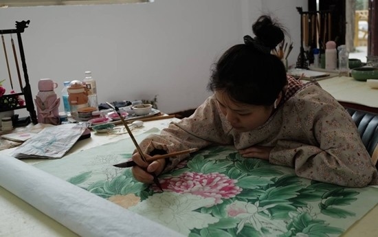 當(dāng)?shù)剞r(nóng)民畫師正在作畫。受訪者供圖