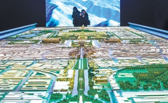 首都博物館“輝煌中軸”展廳內(nèi)，十六米長(zhǎng)的中軸線沙盤(pán)，配以立體投影技術(shù)，展現(xiàn)北京中軸線之壯美。 本報(bào)記者 武亦彬攝