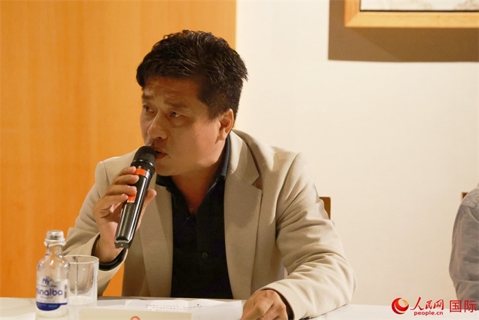 巴西中國(guó)浙江商會(huì)會(huì)長(zhǎng)鄭俠茂在座談會(huì)上致辭。人民網(wǎng)記者 陳海琪攝