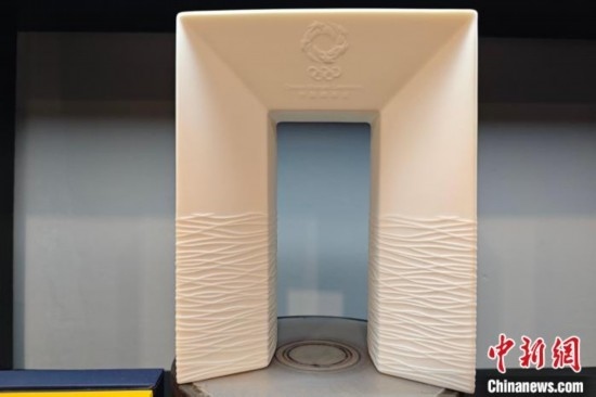 白瓷作品《凱旋尊》巧妙融合了法國與中國最具象征意義的藝術(shù)形式和元素進(jìn)行再創(chuàng)造。 吳冠標(biāo) 攝