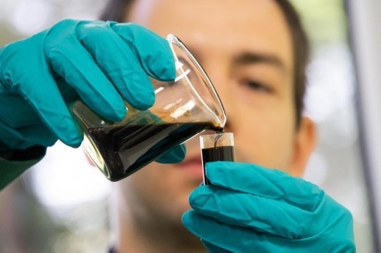 2022年5月24日，在匈牙利薩茲豪隆包陶多瑙河煉油廠，一名工人對通過阿德里亞輸油管道運達的原油樣品進行質(zhì)量分析。新華社發(fā)（弗爾季·奧蒂洛攝）