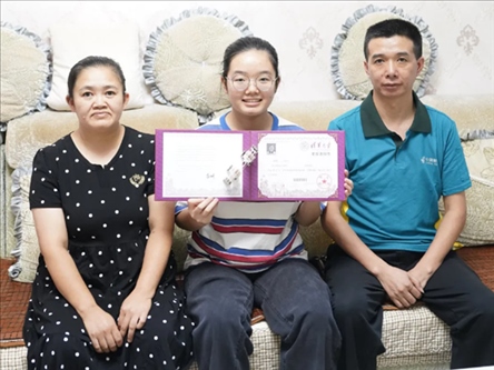 楊雨和父母。清華大學(xué)供圖