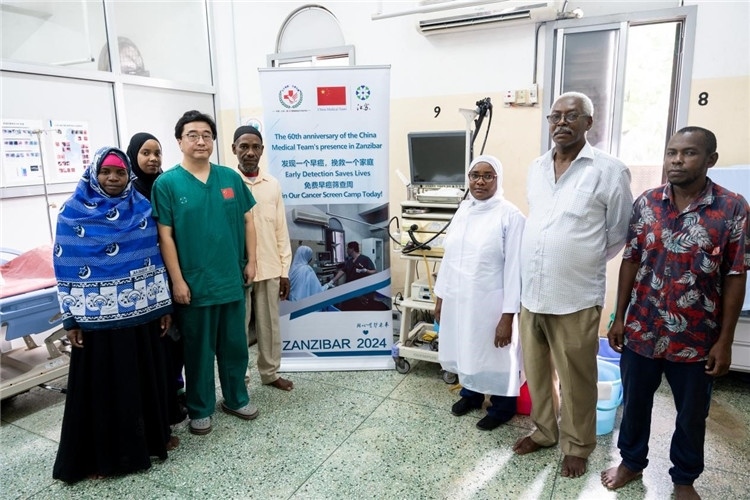 王璐醫(yī)生與部分患者合影。中國(guó)援桑醫(yī)療隊(duì)供圖