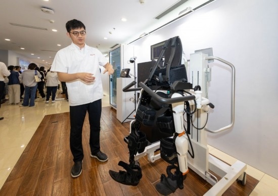2024年5月24日，在位于上海市嘉定區(qū)的上海交通大學(xué)醫(yī)學(xué)院附屬瑞金醫(yī)院腫瘤質(zhì)子中心，工作人員介紹由瑞金醫(yī)院醫(yī)生和醫(yī)療公司共同研發(fā)的用于恢復(fù)患者下肢的醫(yī)療機(jī)器人。新華社記者 王翔 攝