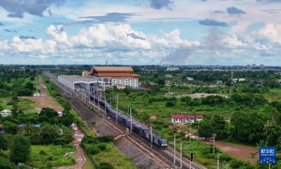 8月5日，由老撾籍火車司機(jī)獨(dú)立駕駛的滿載貨物的列車駛出萬(wàn)象站，向中國(guó)昆明進(jìn)發(fā)（無(wú)人機(jī)照片）。新華社發(fā)（楊永全 攝）