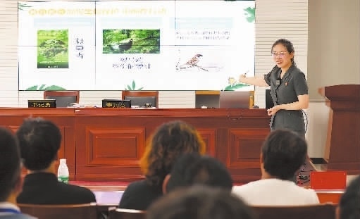 圖②：法官給旁聽群眾講解破壞生態(tài)環(huán)境的危害和法律后果。