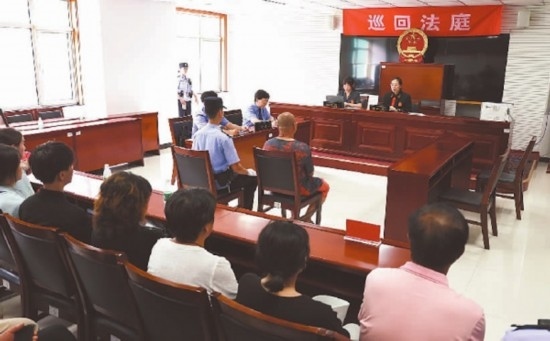 圖①：庭審現(xiàn)場。